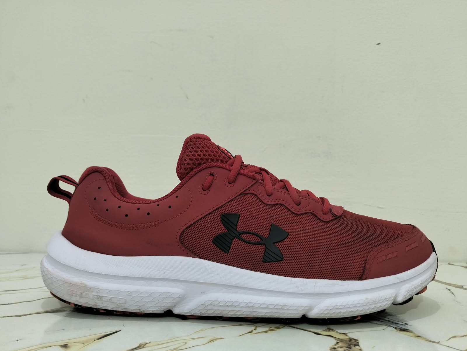 UNDER ARMOUR CHATGED ASSERT 10 RED
