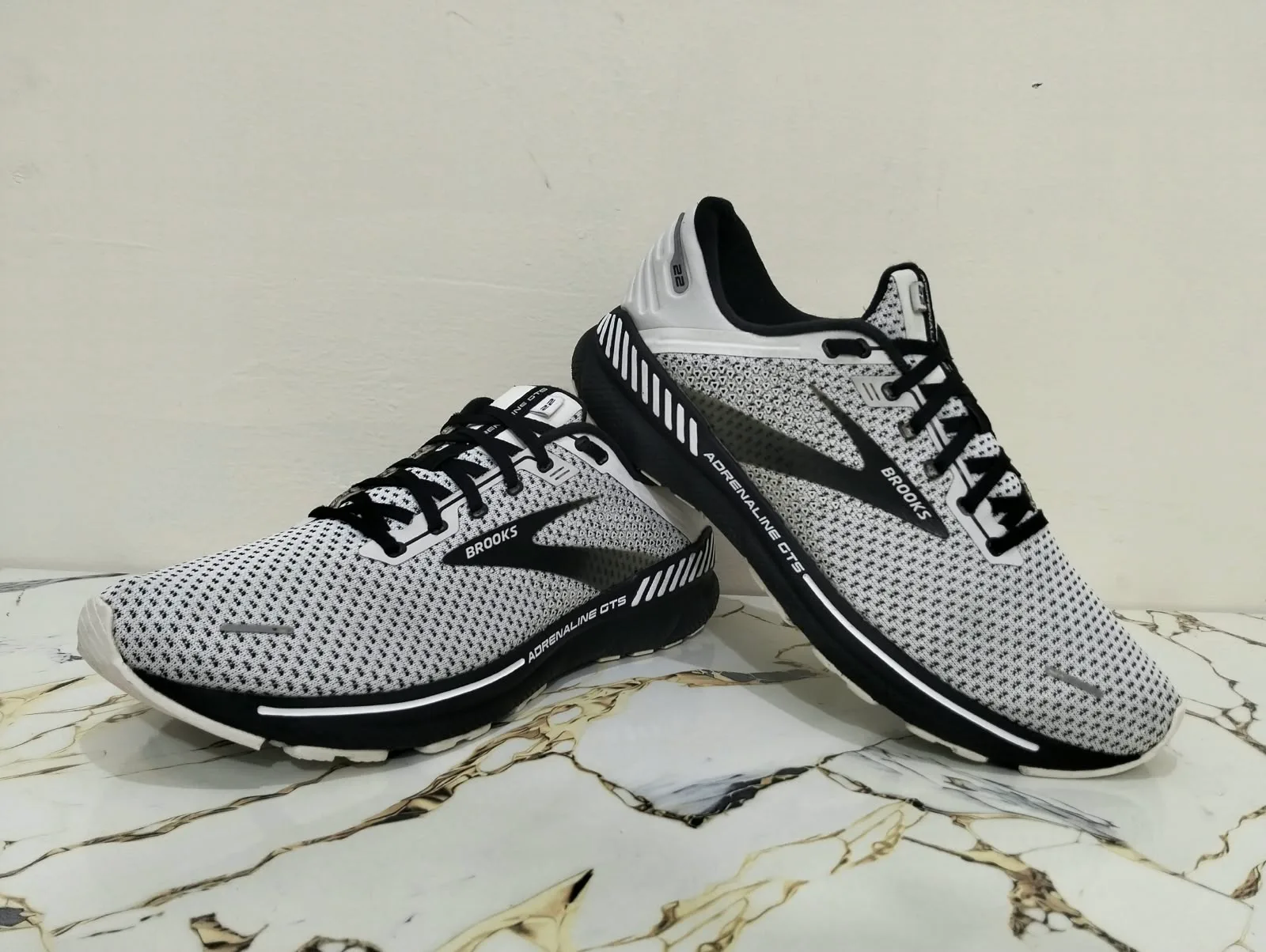 BROOKS ADRENALINE GTS 22 view 4