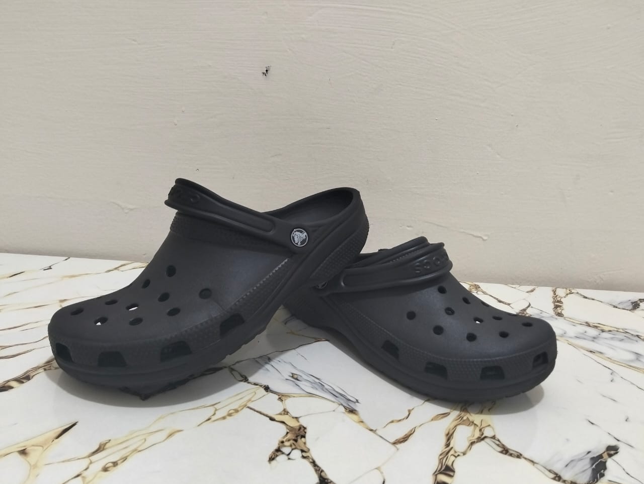 CROCS UNISEX CLASSIC CLOGS BLACK view 4