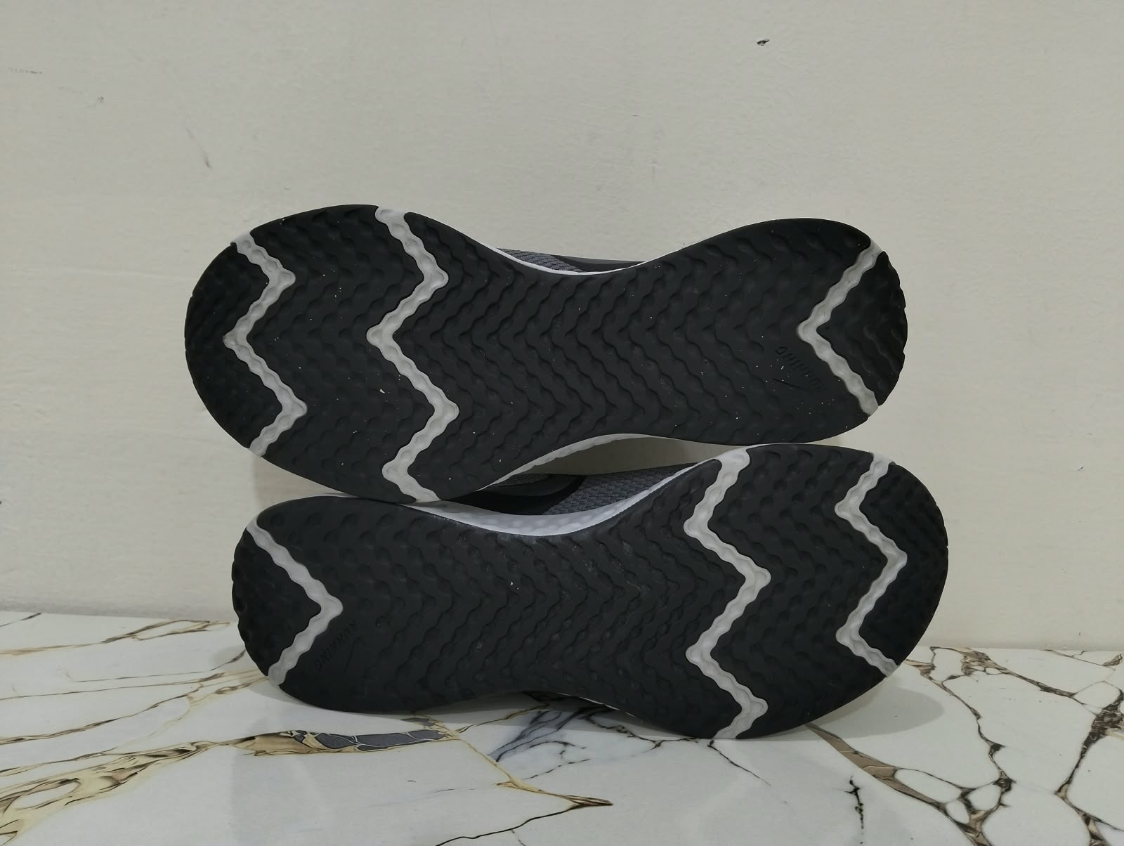 NIKE REVOLTION 5 view 4