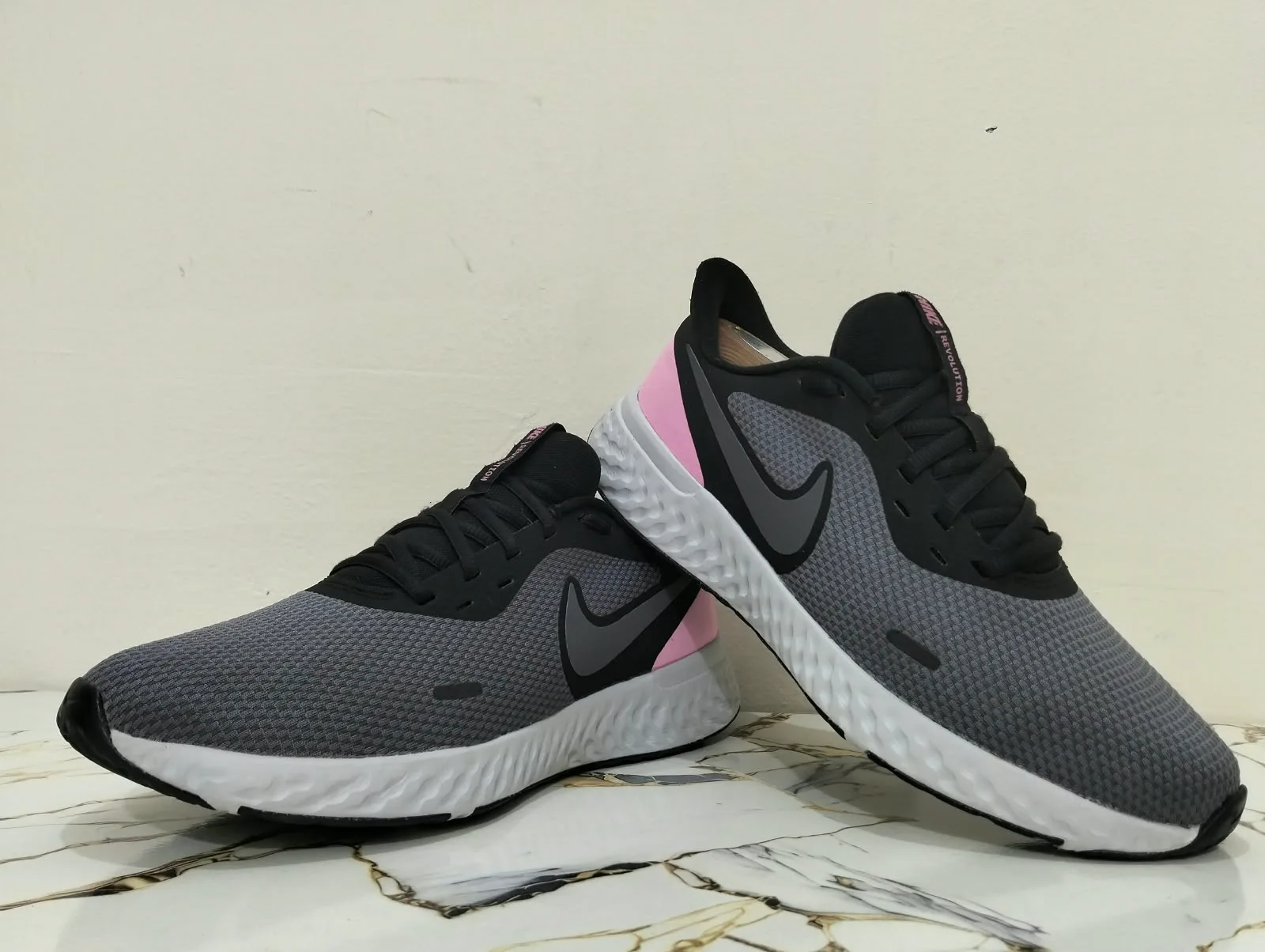 NIKE REVOLTION 5 view 8