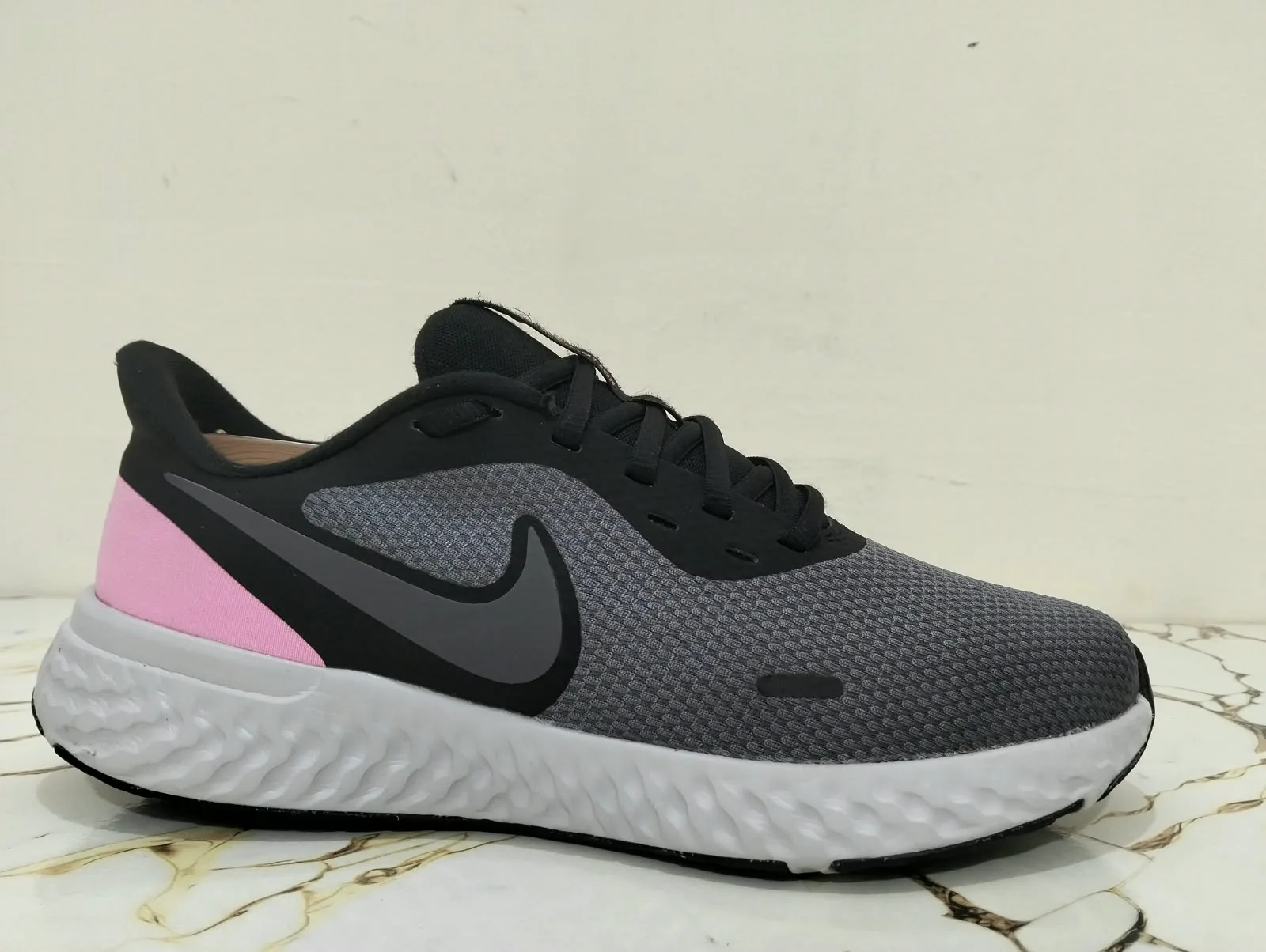NIKE REVOLTION 5