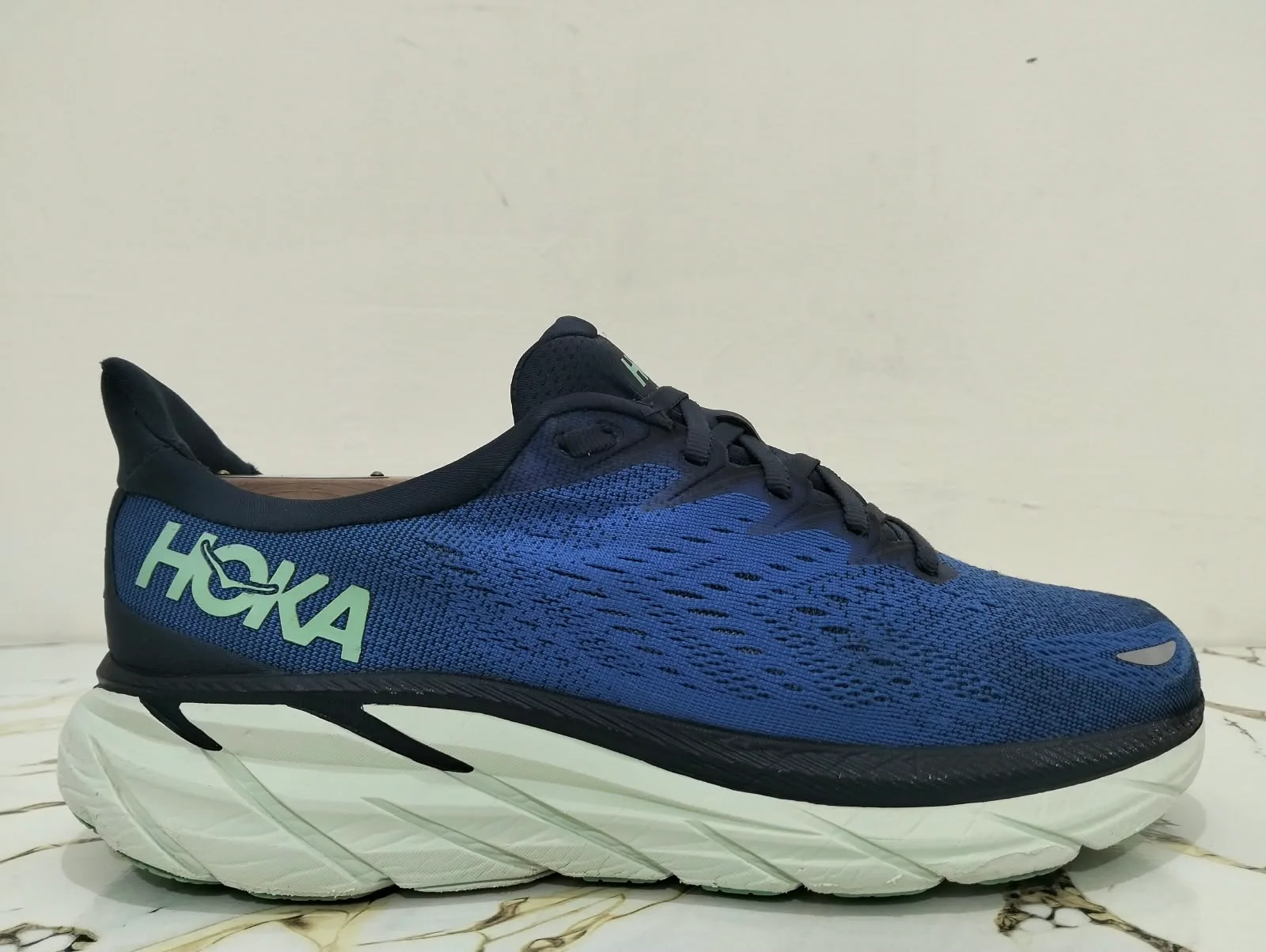 HOKA CLIFTON 8