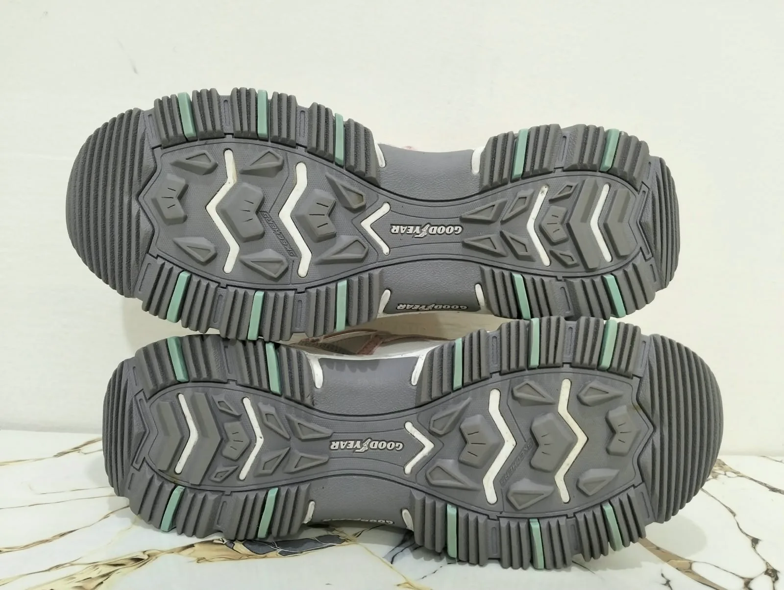 SKECHERS D'LITE HIKER view 4