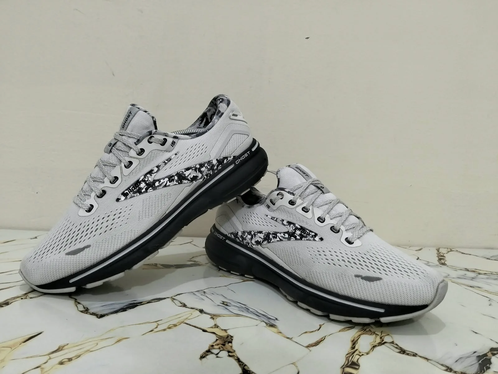 BROOKS GHOST 15 WHITE view 4