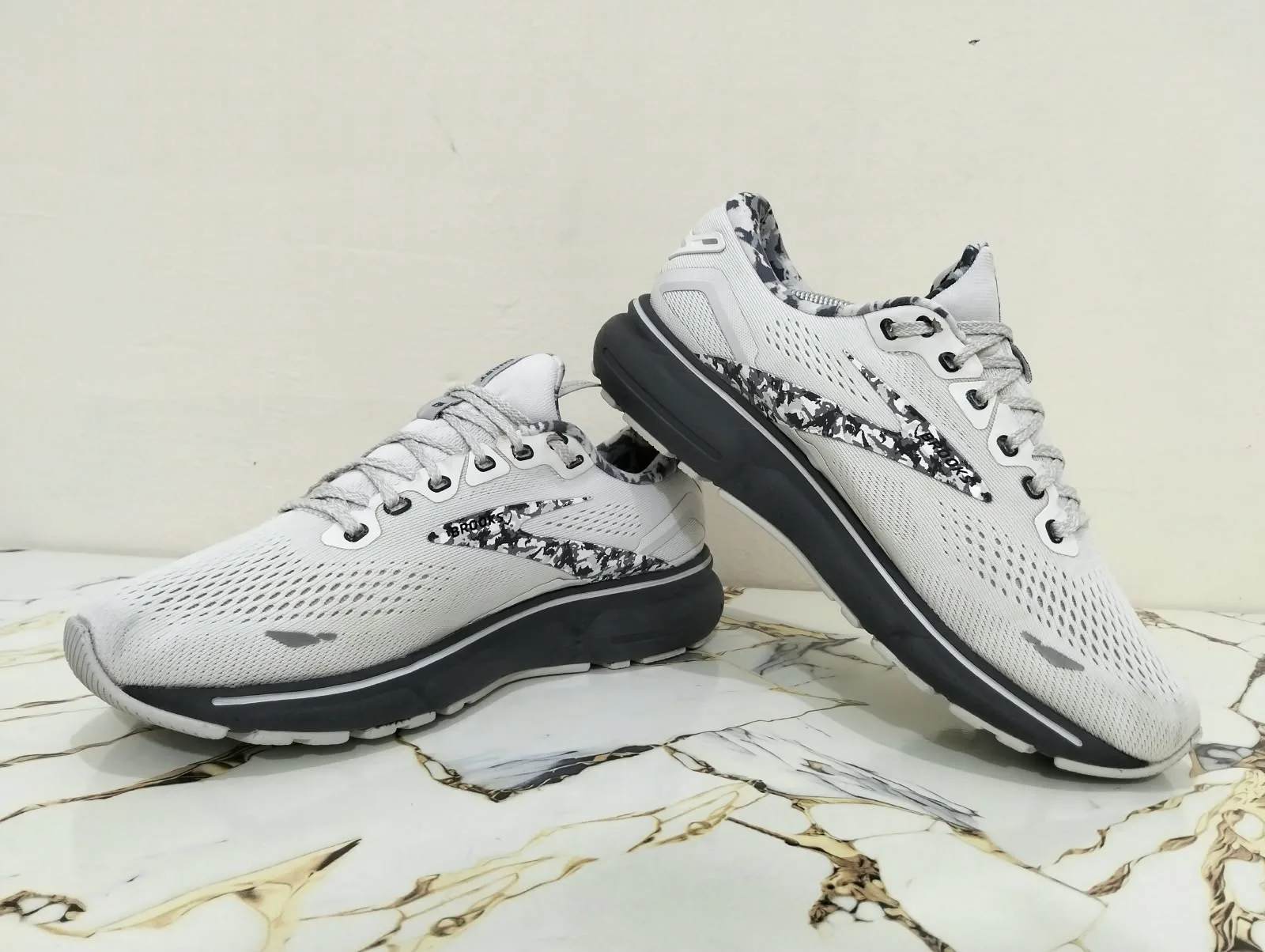 BROOKS GHOST 15 WHITE view 5