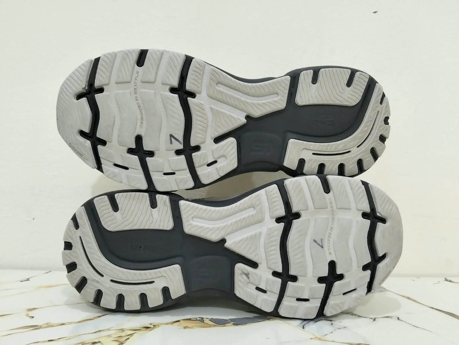 BROOKS GHOST 15 WHITE view 3