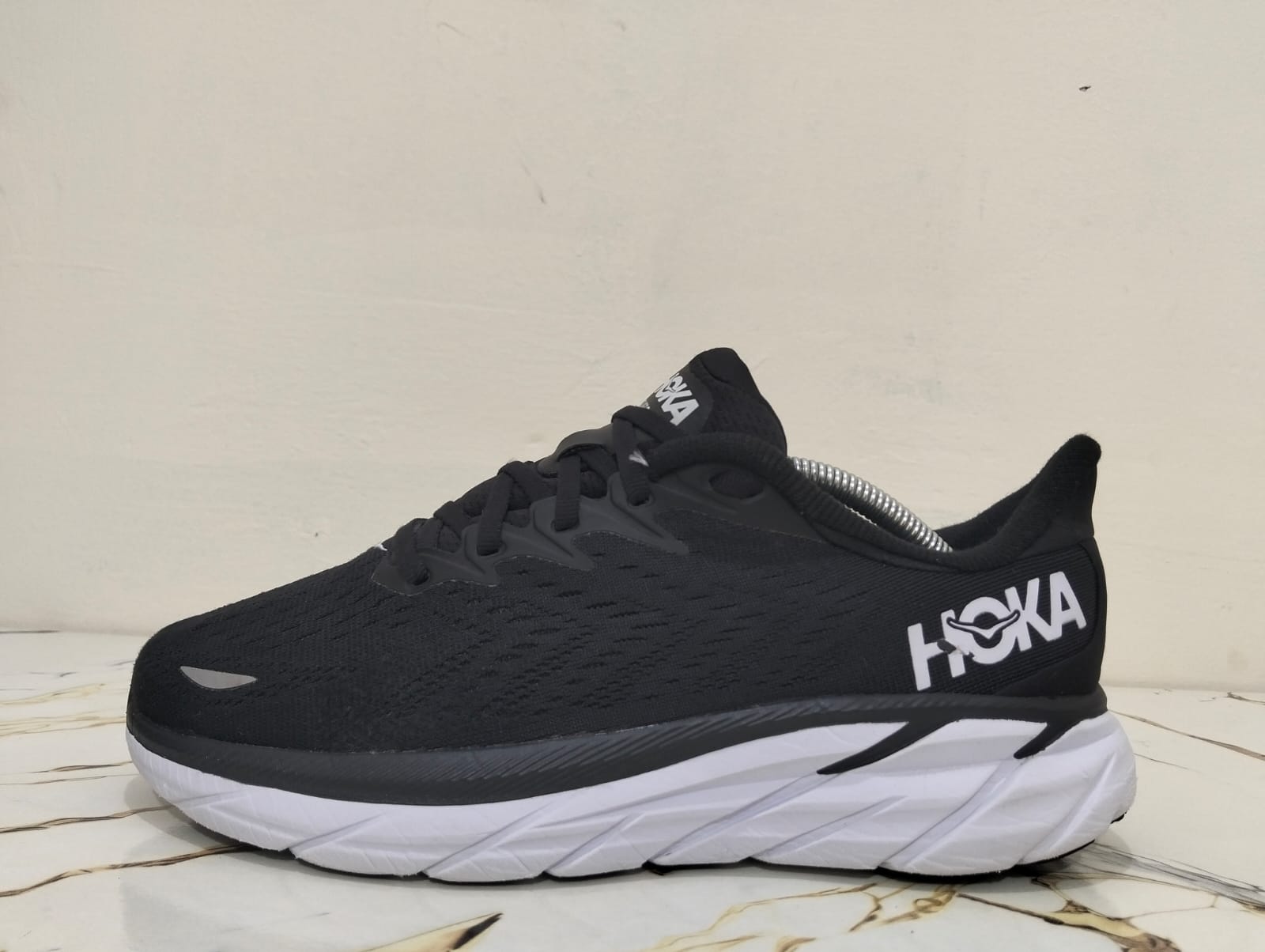 HOKA CLIFTON 8