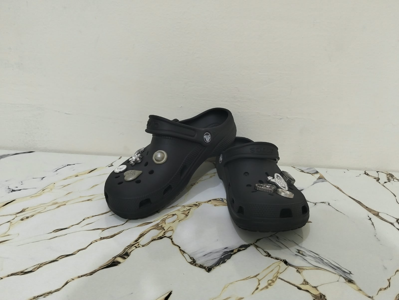 CROCS UNISEX CLASSIC CLOGS BLACK view 8