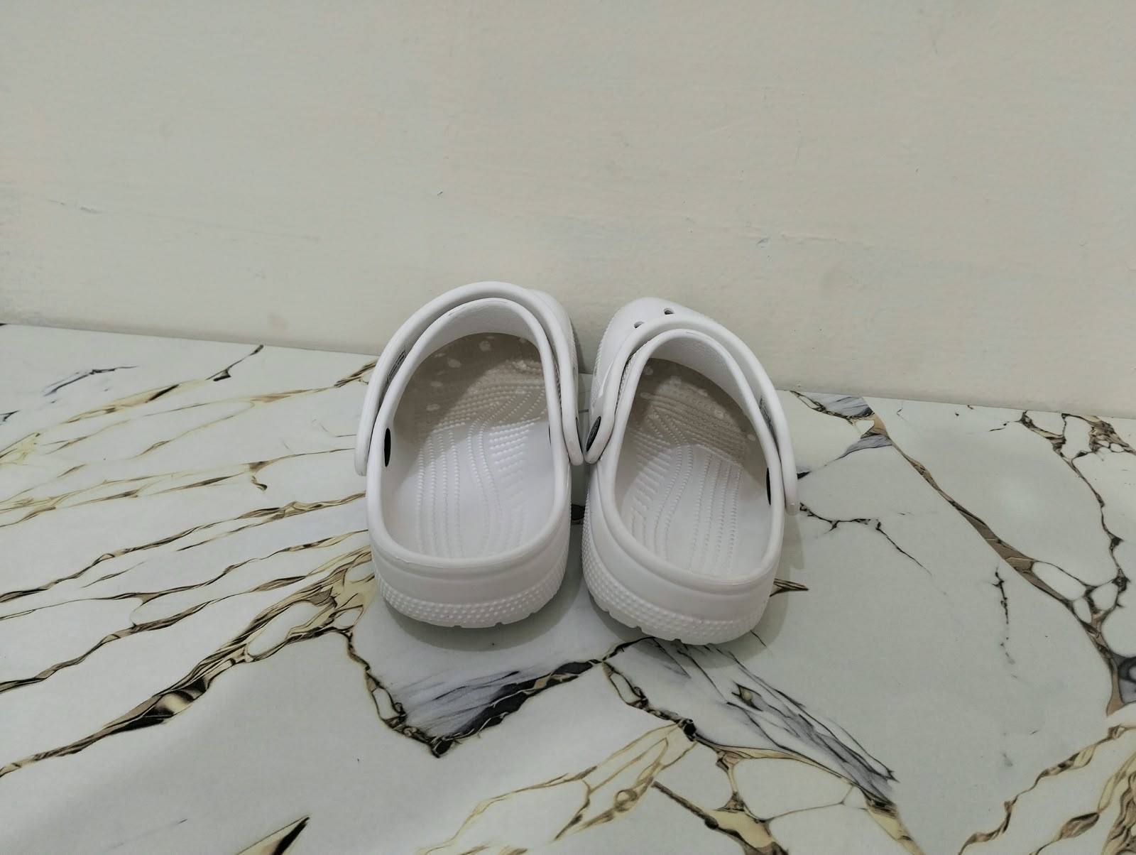 CROCS UNISEX CLASSIC CLOGS WHITE view 4
