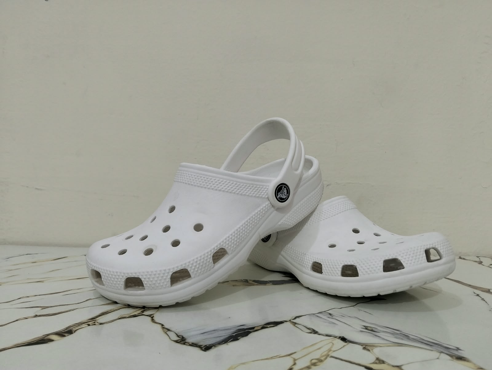 CROCS UNISEX CLASSIC CLOGS WHITE view 5