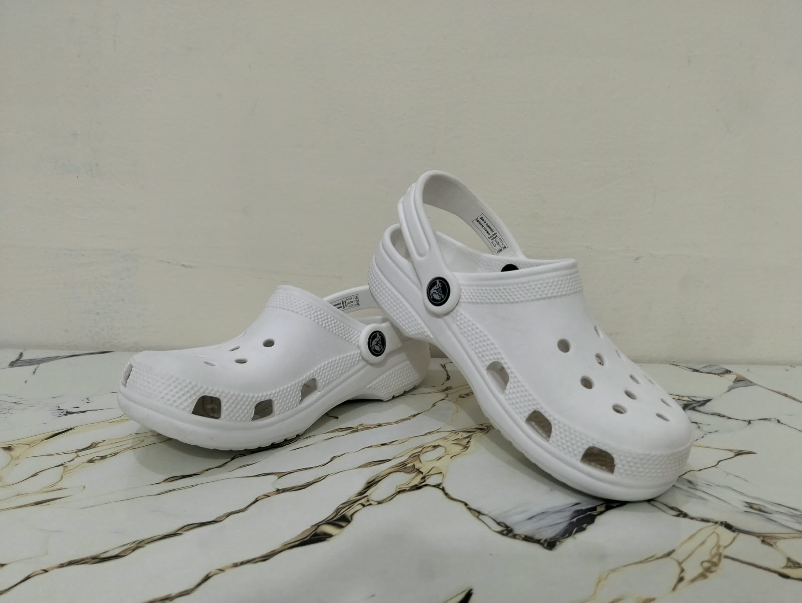CROCS UNISEX CLASSIC CLOGS WHITE view 6