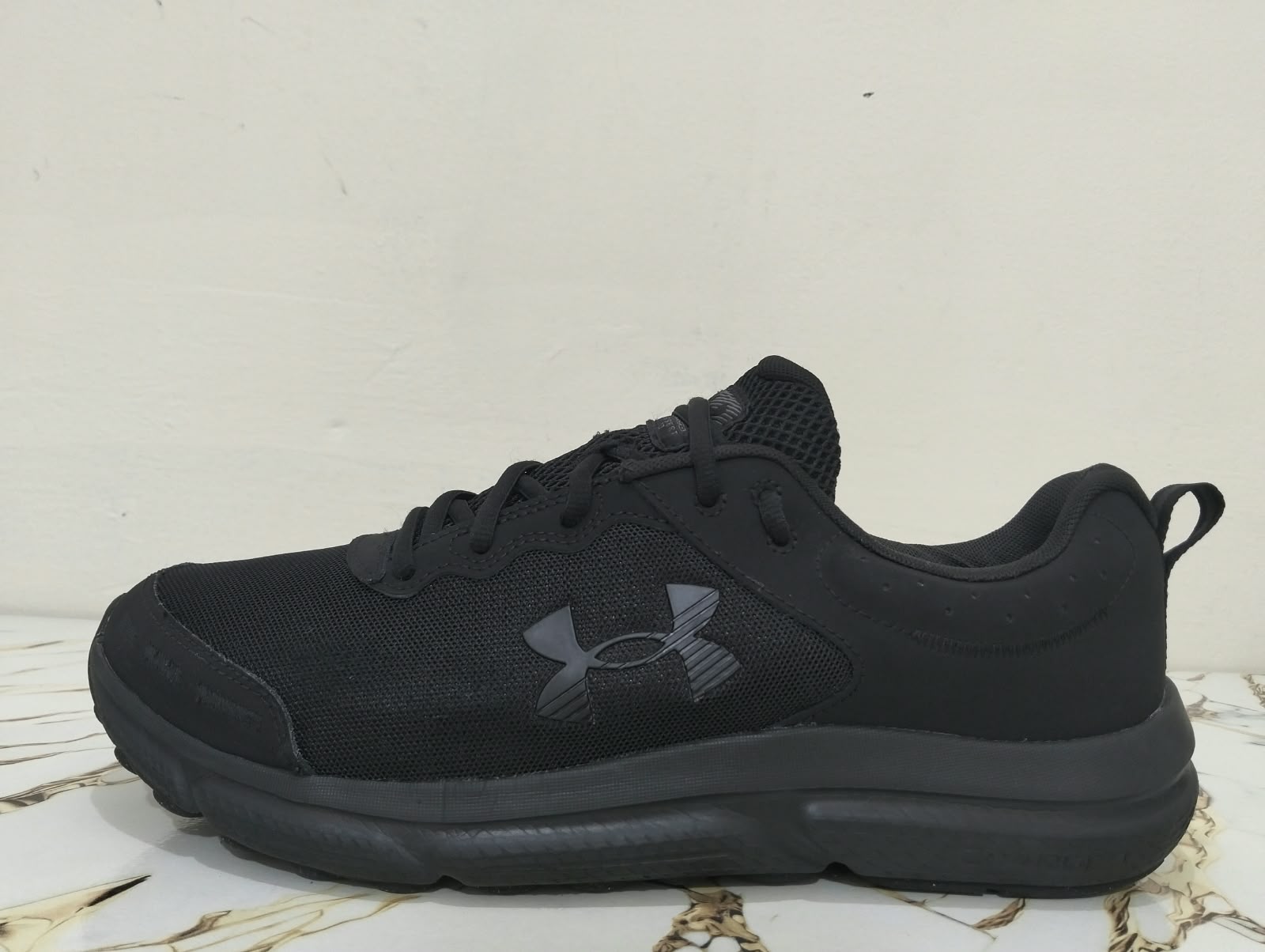 UNDER ARMOUR CHARGED ASSERT 10