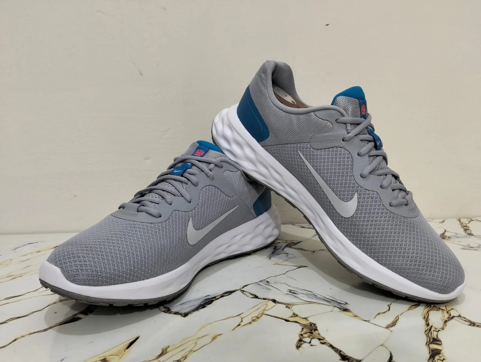NIKE REVOLUTION 6  view 4