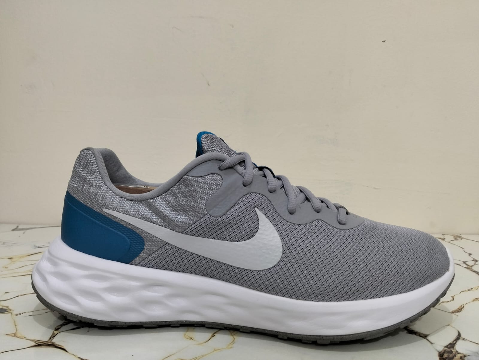 NIKE REVOLUTION 6 
