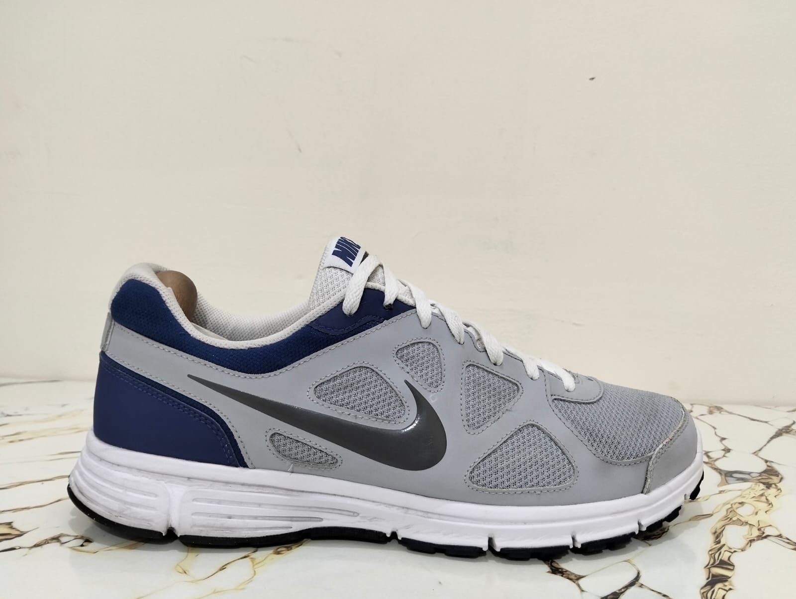 NIKE REVOLUTION 