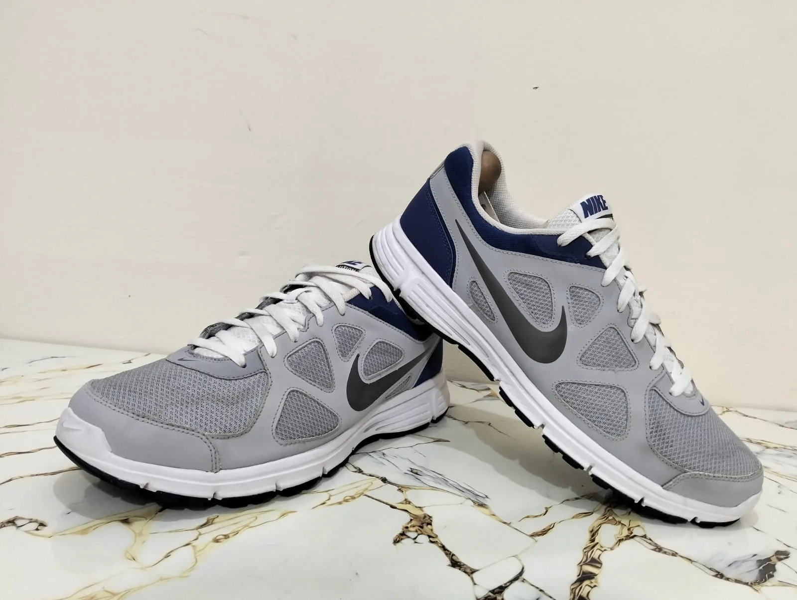 NIKE REVOLUTION  view 3