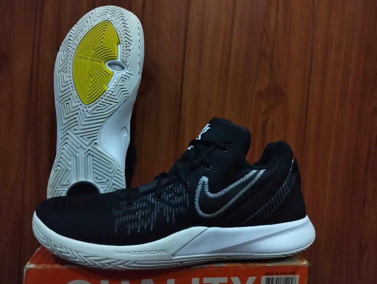 NIKE ZOOM KYRIE FLYTRAP