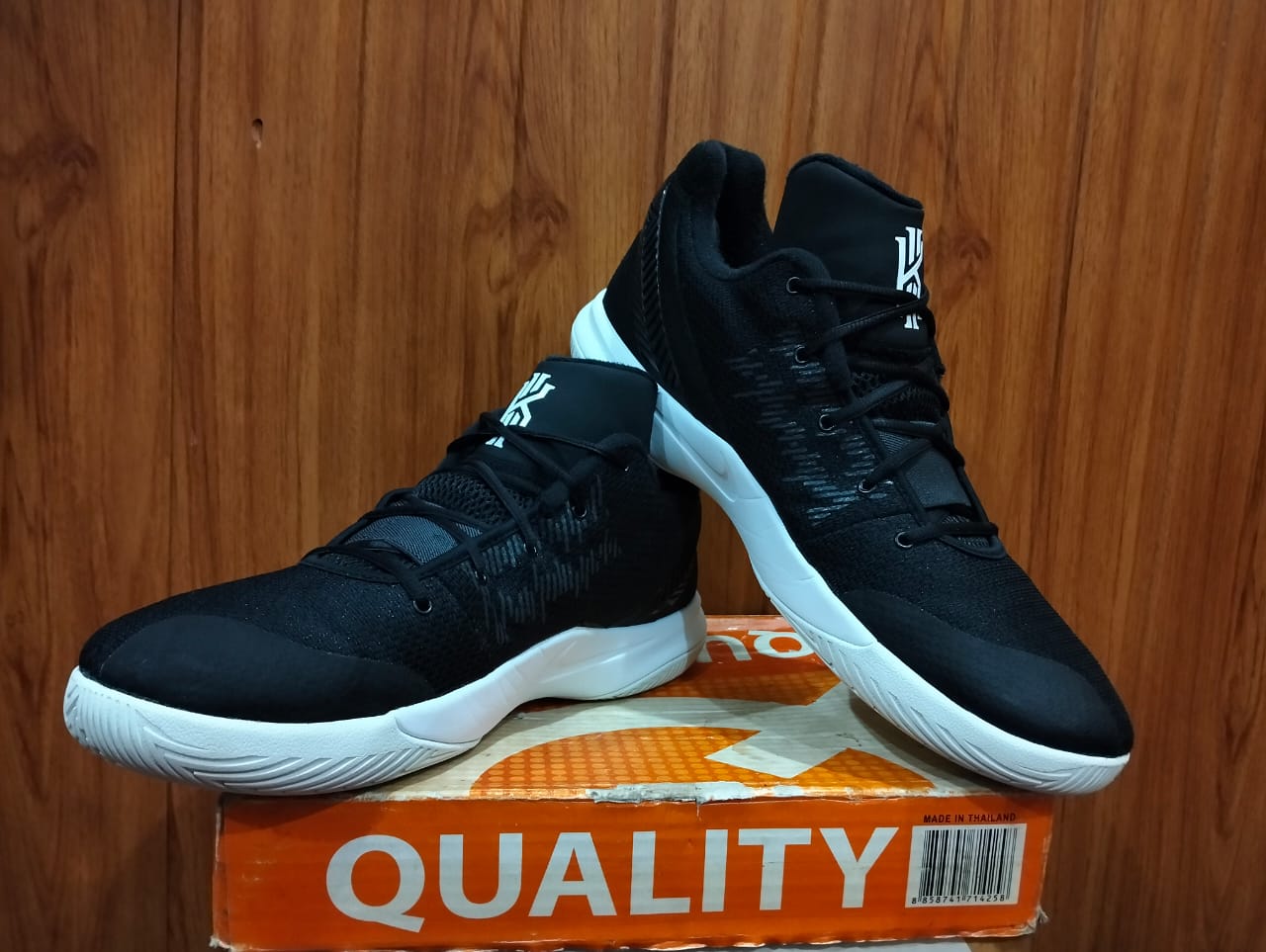 NIKE ZOOM KYRIE FLYTRAP view 3