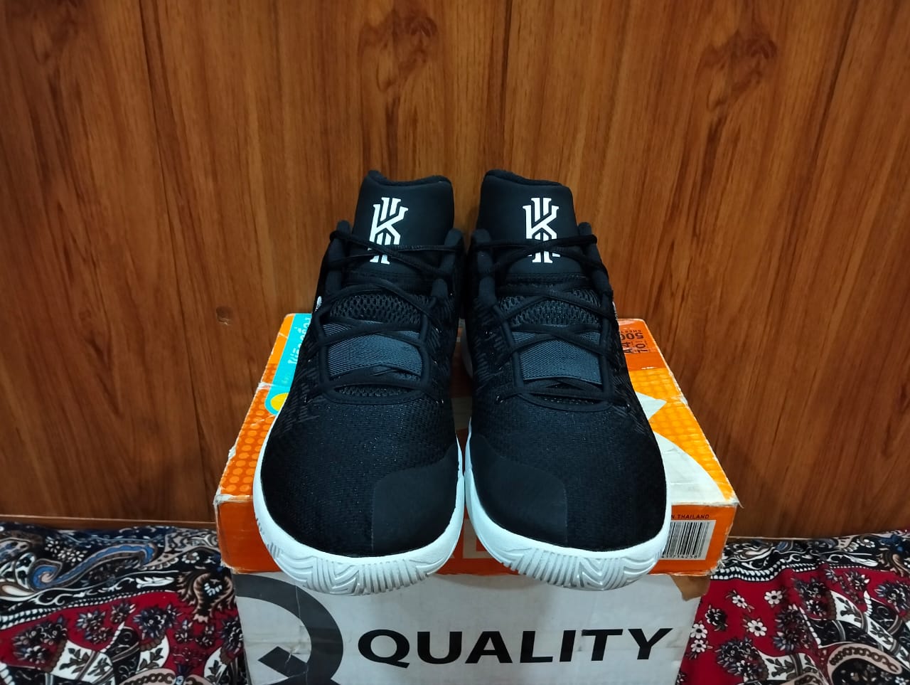 NIKE ZOOM KYRIE FLYTRAP view 4