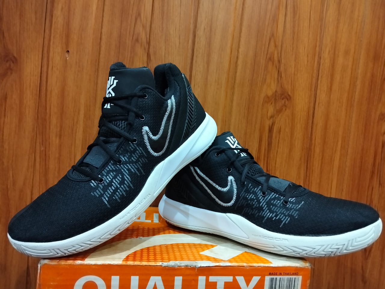 NIKE ZOOM KYRIE FLYTRAP view 5