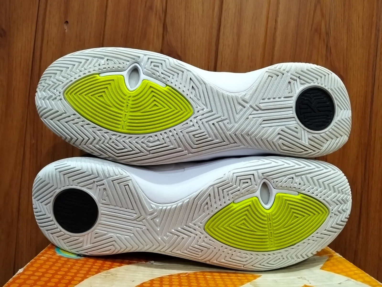 NIKE ZOOM KYRIE FLYTRAP view 6