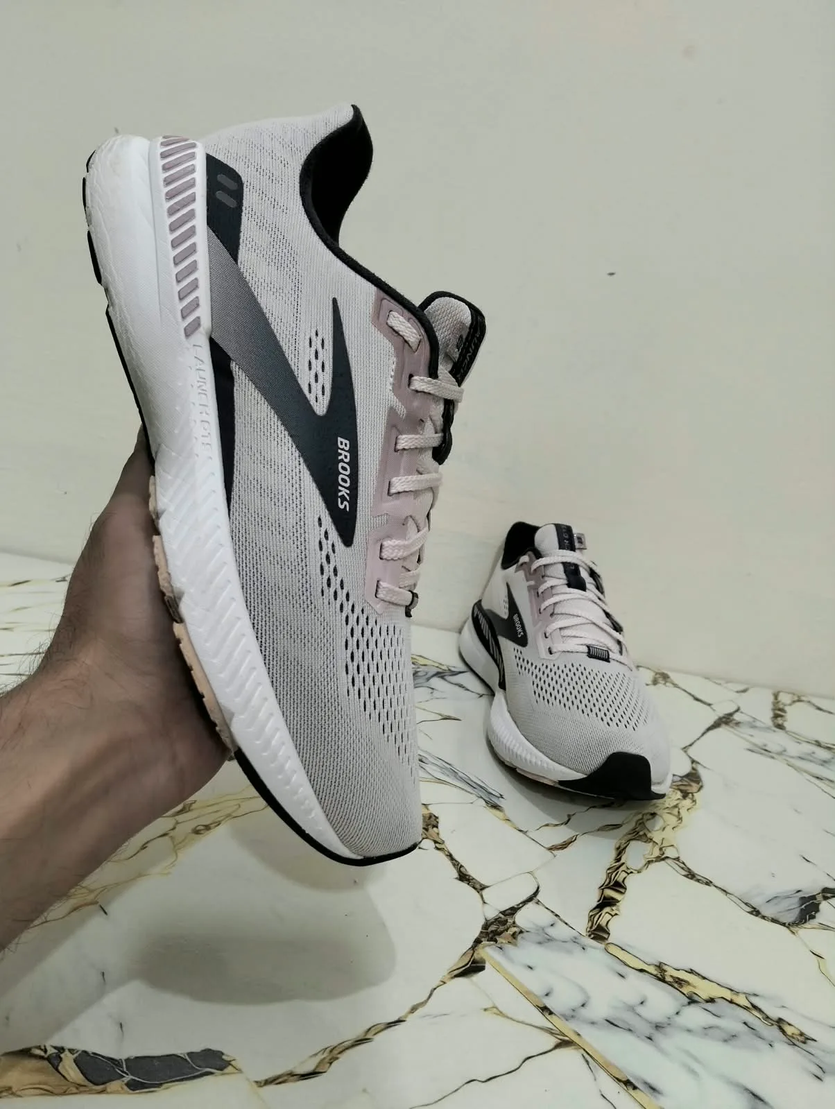 BROOKS LAUNCH 8 view 3