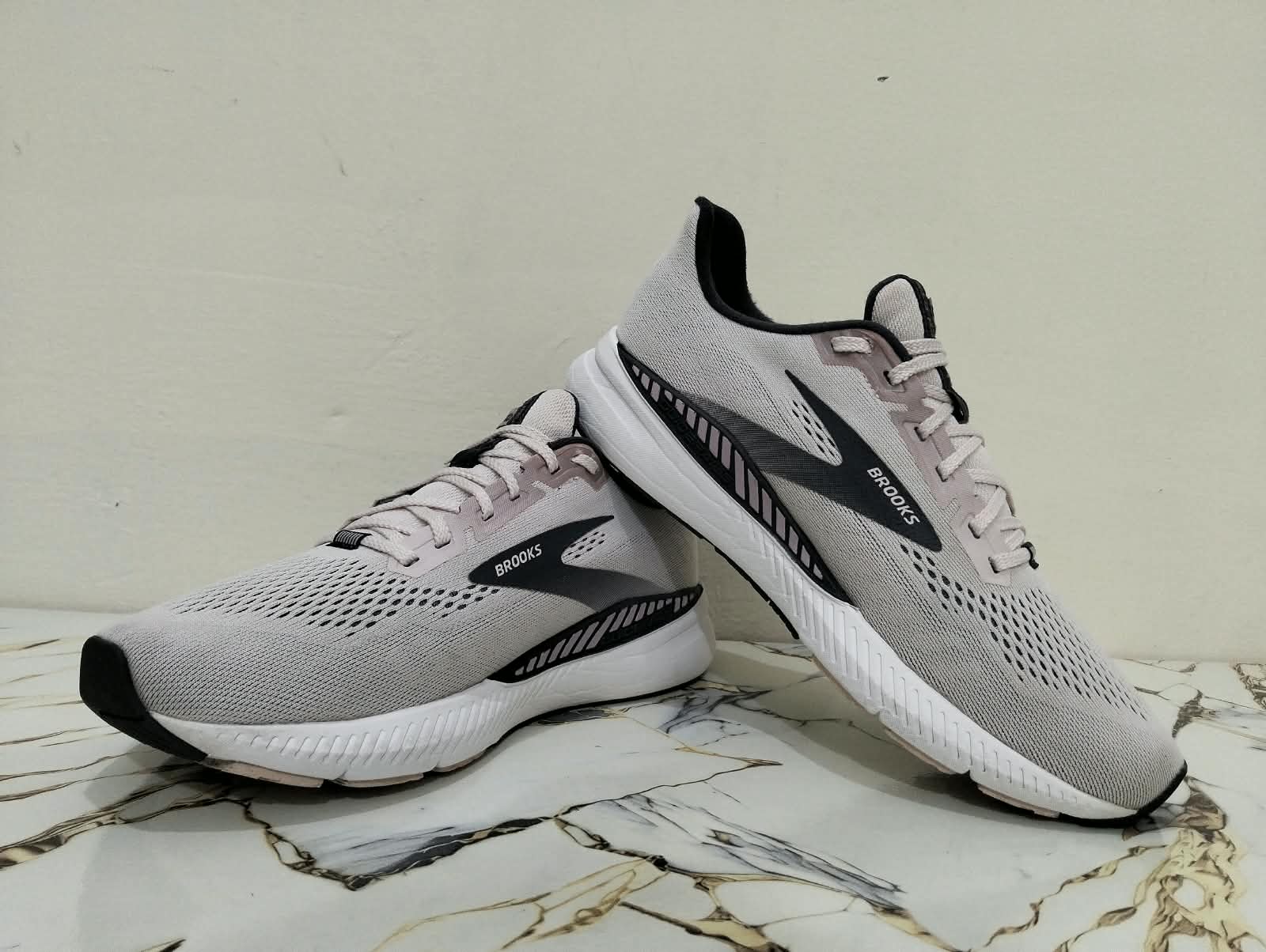 BROOKS LAUNCH 8 view 5
